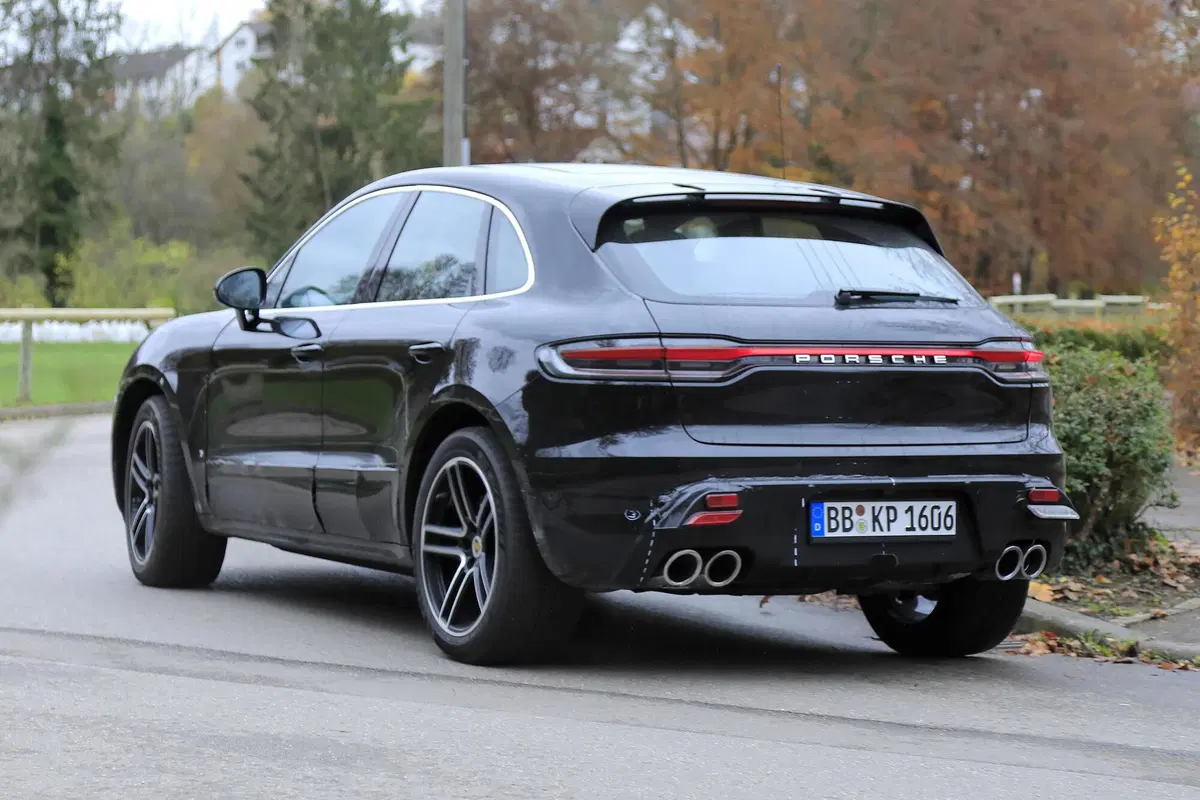 Porsche Macan restyling, le foto spia (6)