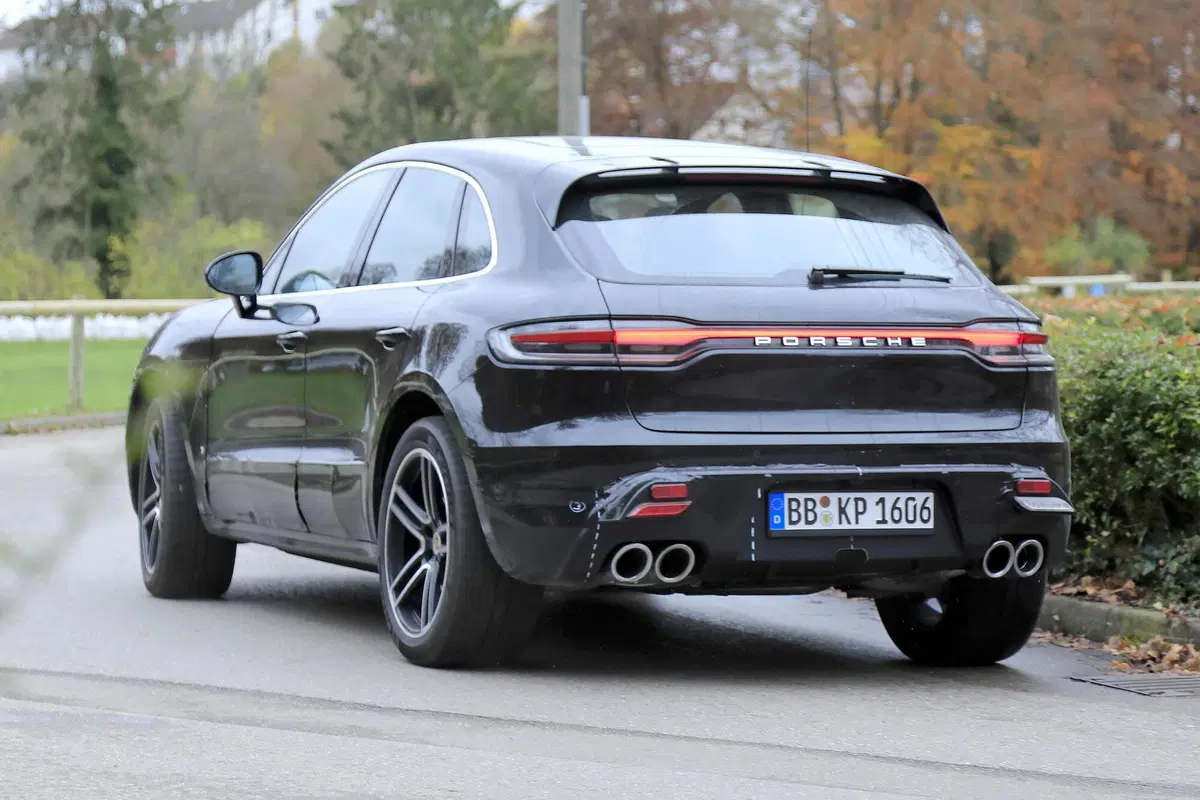 Porsche Macan restyling, le foto spia (7)