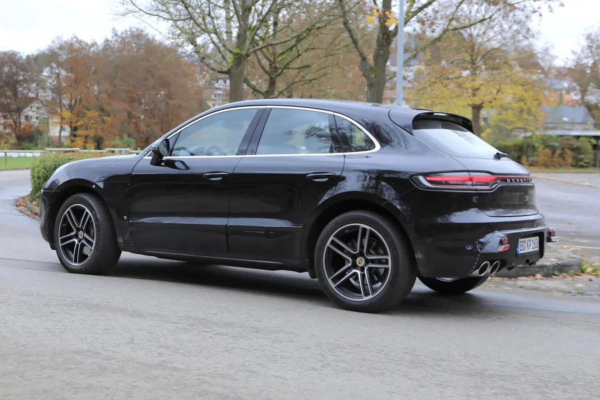 Porsche Macan restyling, le foto spia (8)