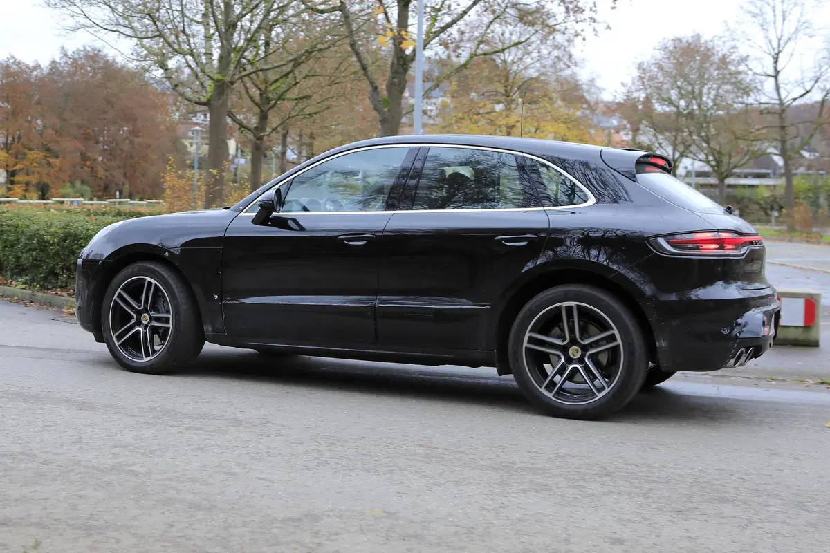 Porsche Macan restyling, le foto spia (9)