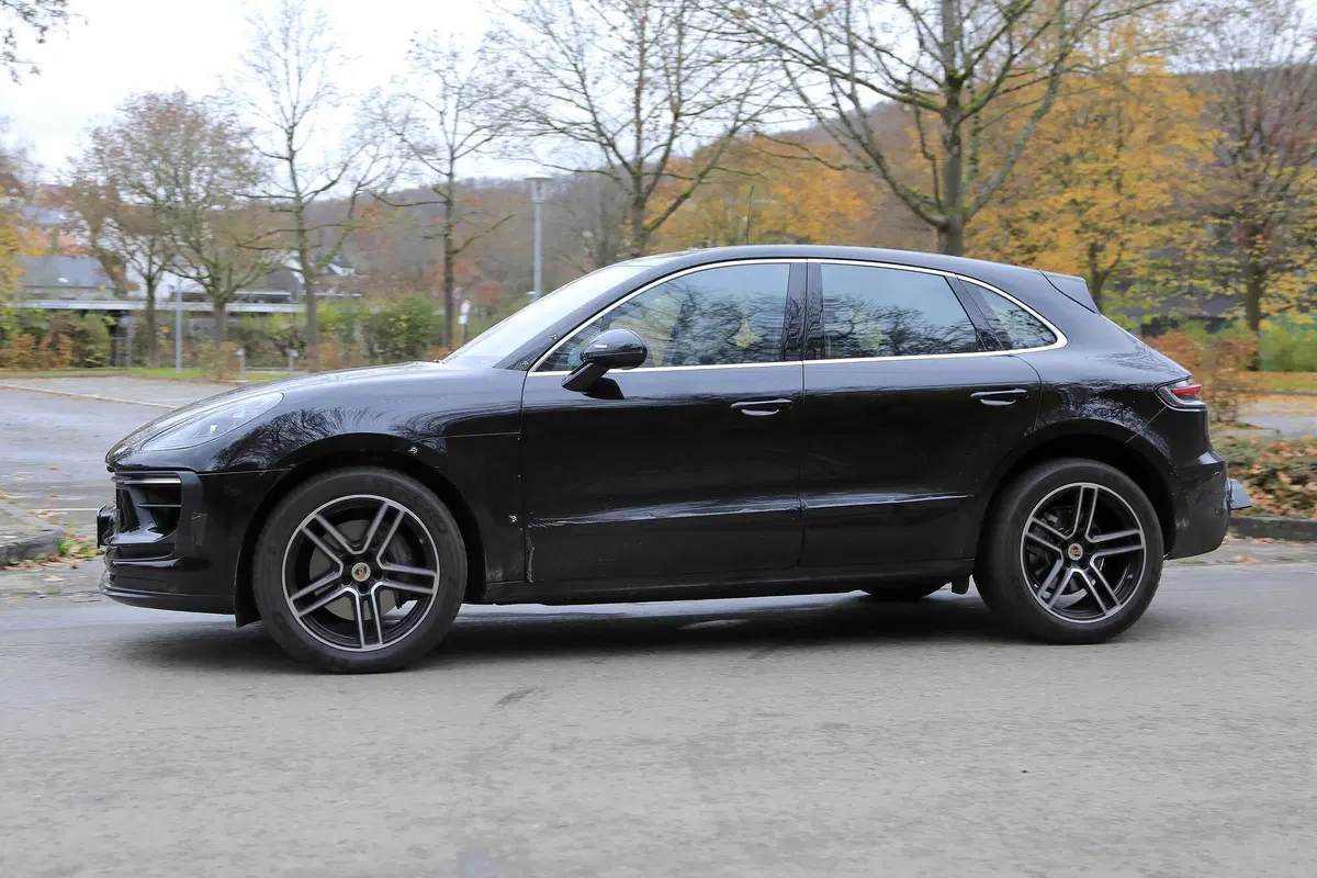 Porsche Macan restyling, le foto spia (11)