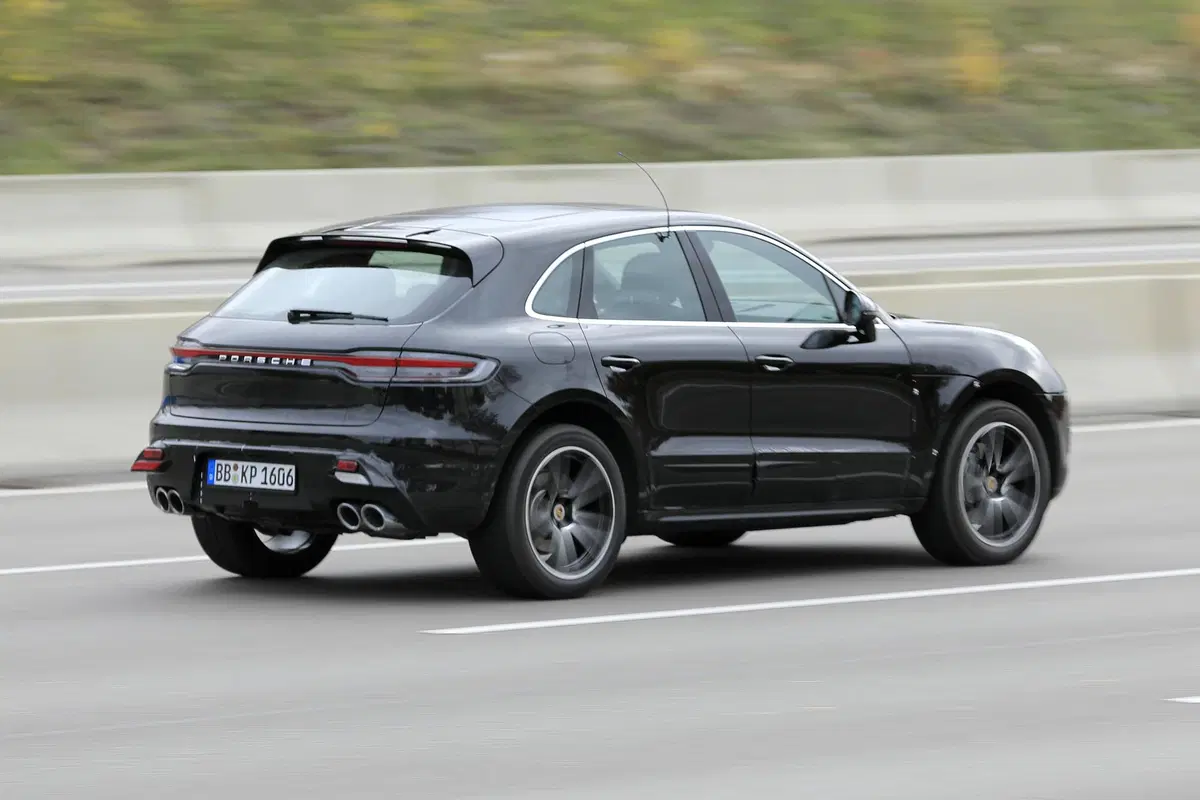 Porsche Macan restyling, le foto spia (16)