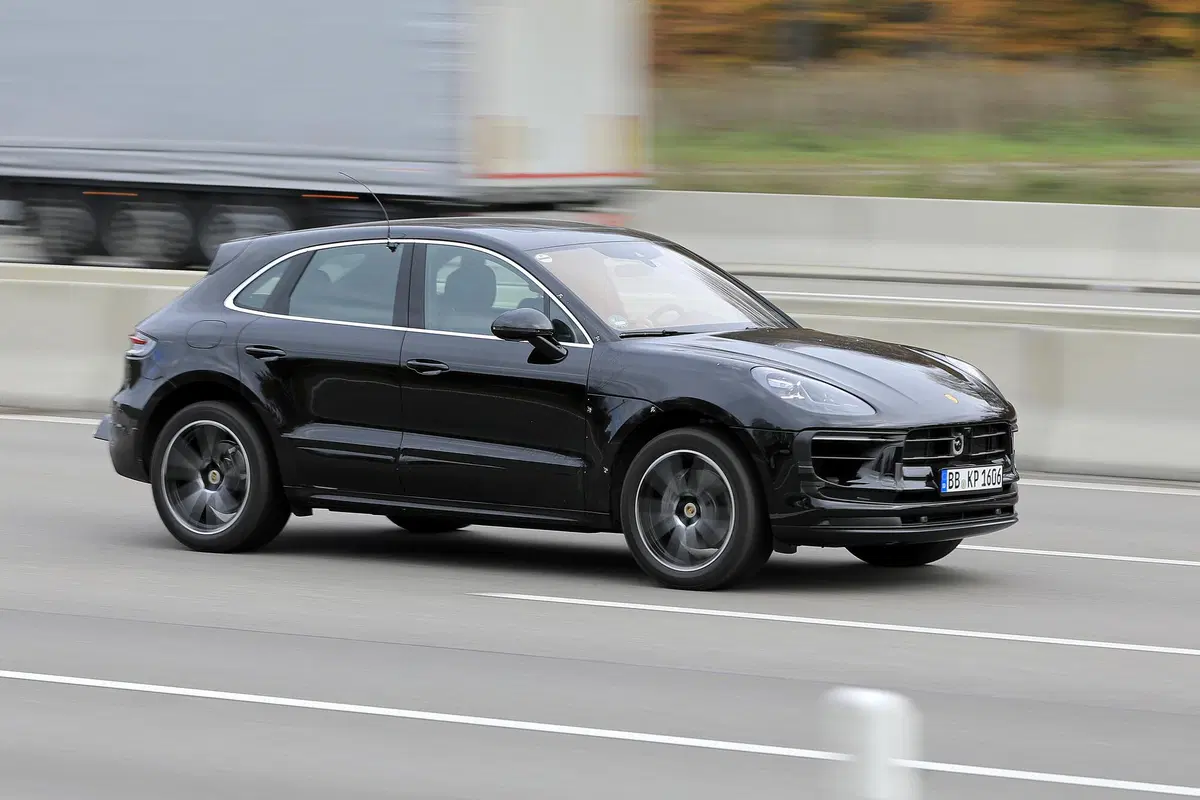 Porsche Macan restyling, le foto spia (18)