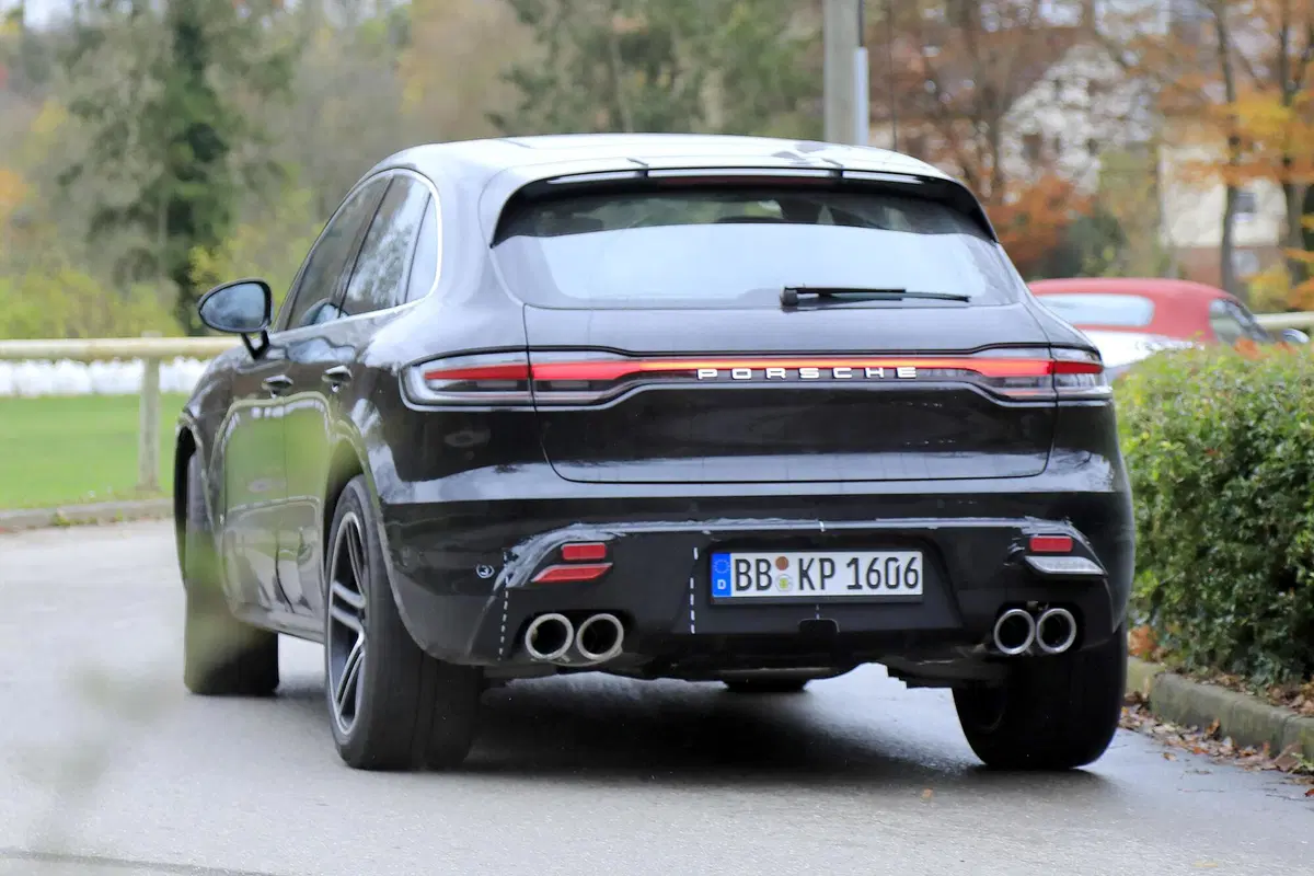 Porsche Macan restyling, le foto spia (19)