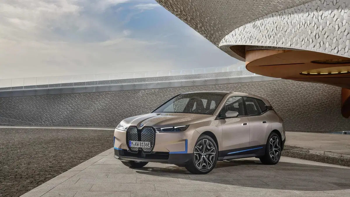La rivoluzione BMW passa da qui: ecco il SAV elettrico iX con ricarica a 200 kW [Video] (6)