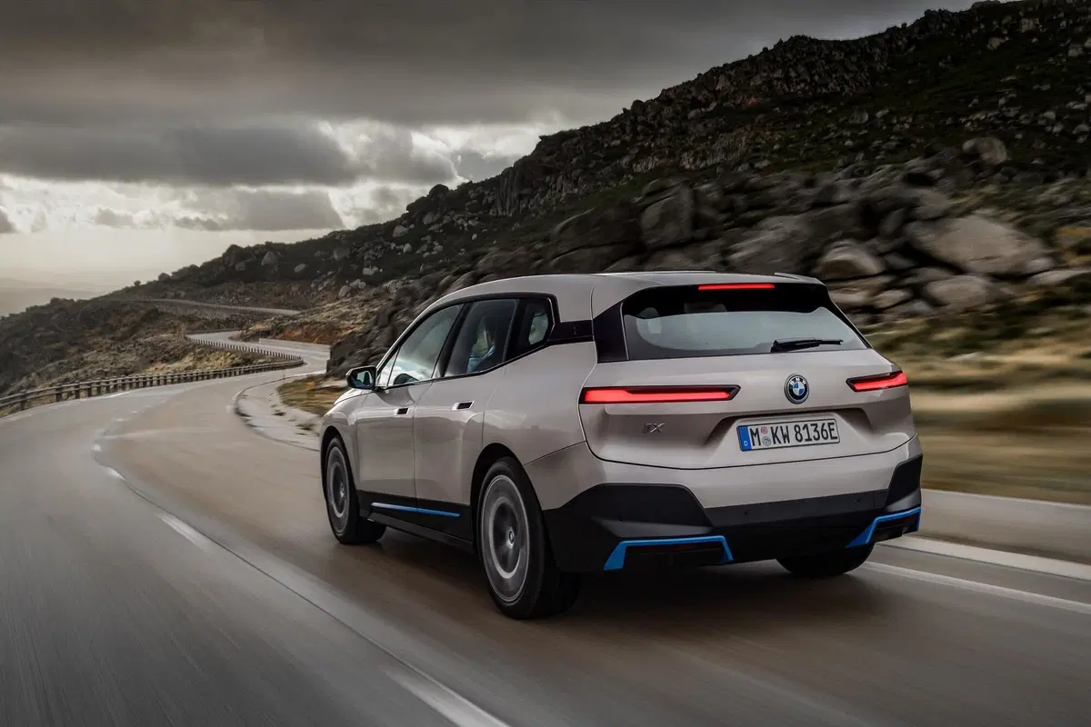 La rivoluzione BMW passa da qui: ecco il SAV elettrico iX con ricarica a 200 kW [Video]