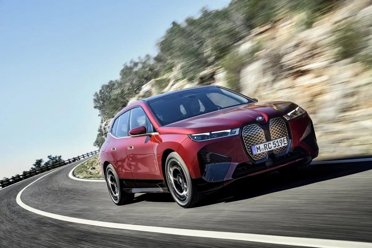 La rivoluzione BMW passa da qui: ecco il SAV elettrico iX con ricarica a 200 kW [Video] (8)