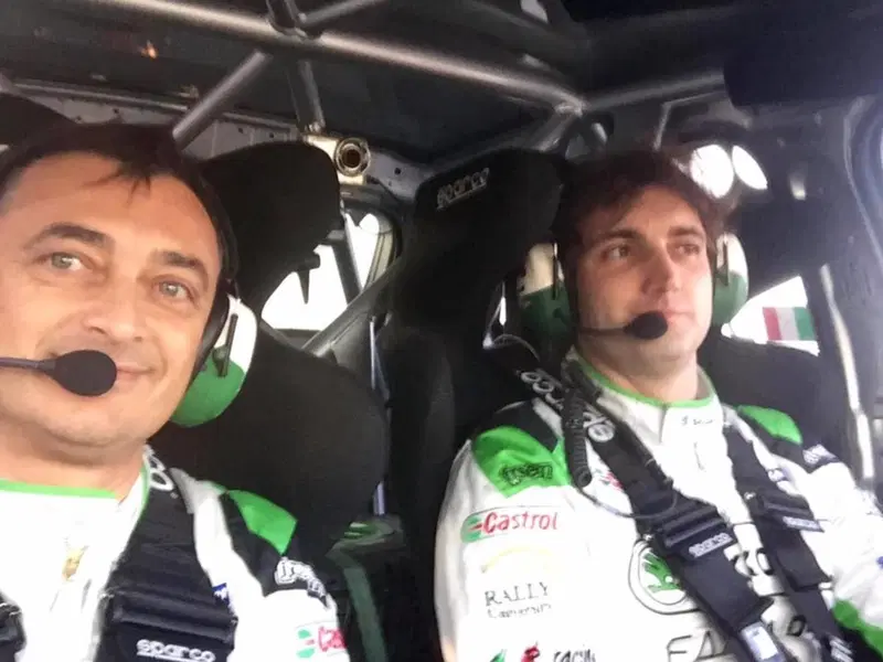 Soddisfatti dopo la vittoria in Gara 1 al Rally dell'Adriatico, D'Amore e Scandola si concedono un "selfie"