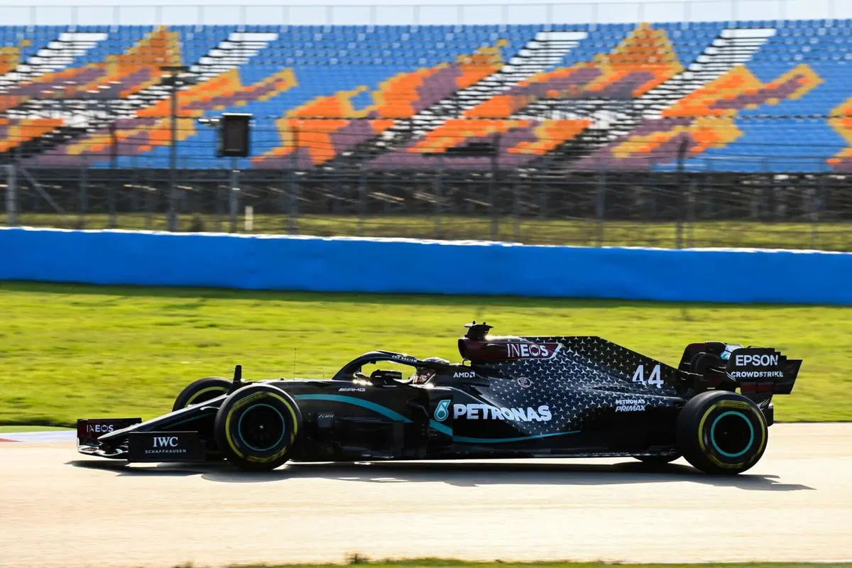 F1, GP Turchia 2020: Hamilton sul tetto del mondo con accanto il rivale di sempre, Vettel (5)