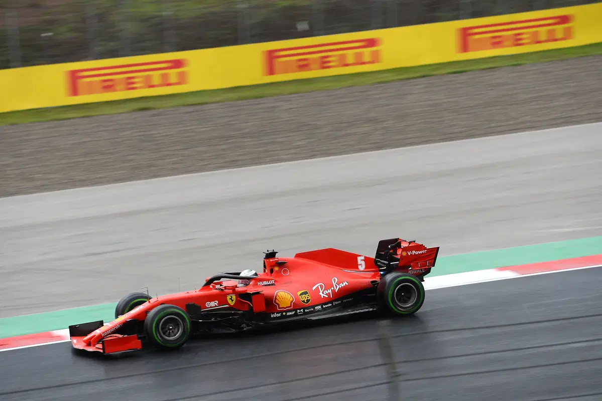 F1, GP Turchia 2020: Hamilton sul tetto del mondo con accanto il rivale di sempre, Vettel (22)