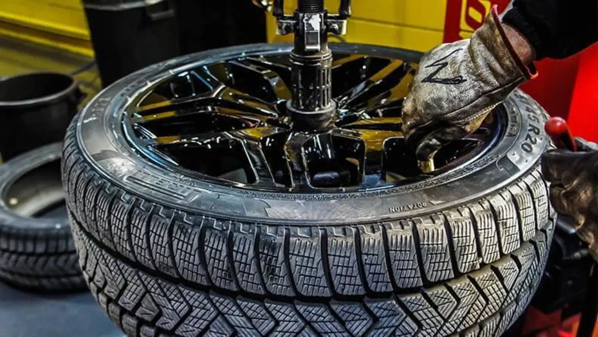 Scattato l'obbligo di gomme invernali e catene: ecco cosa si rischia [multa e punti patente]