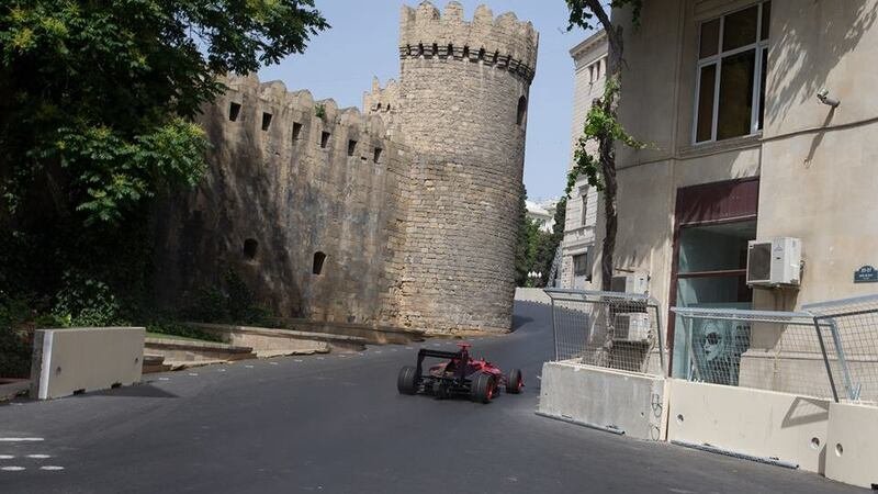 F1 2016, primo giro a Baku: guardate quanto &egrave; stretto! [video]