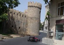 F1 2016, primo giro a Baku: guardate quanto è stretto! [video]