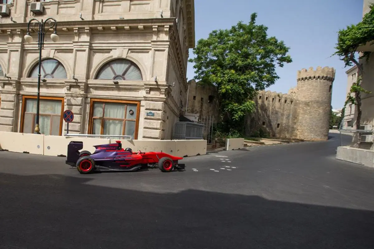 F1 2016, primo giro a Baku: guardate quanto è stretto! [video]