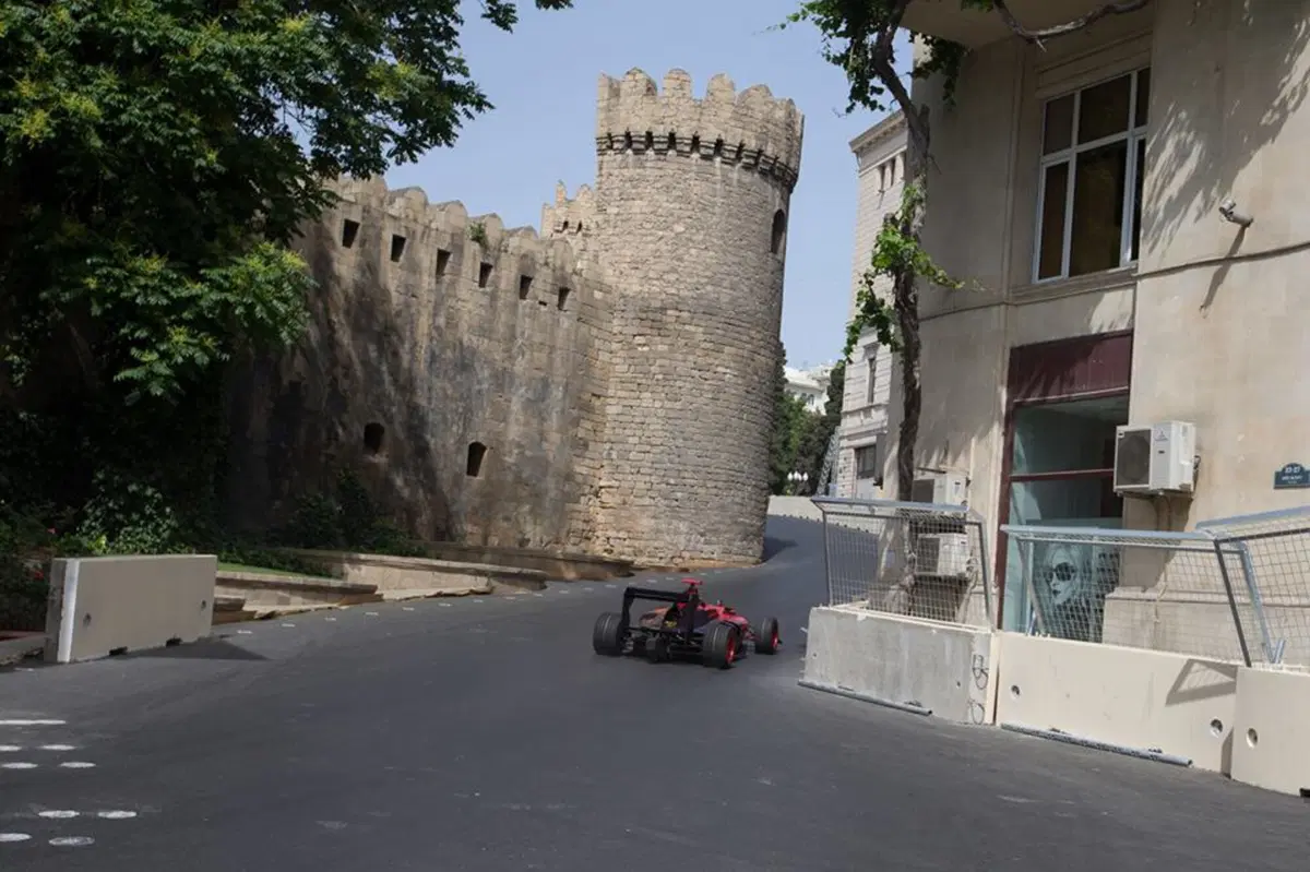 F1 2016, primo giro a Baku: guardate quanto è stretto! [video] (2)