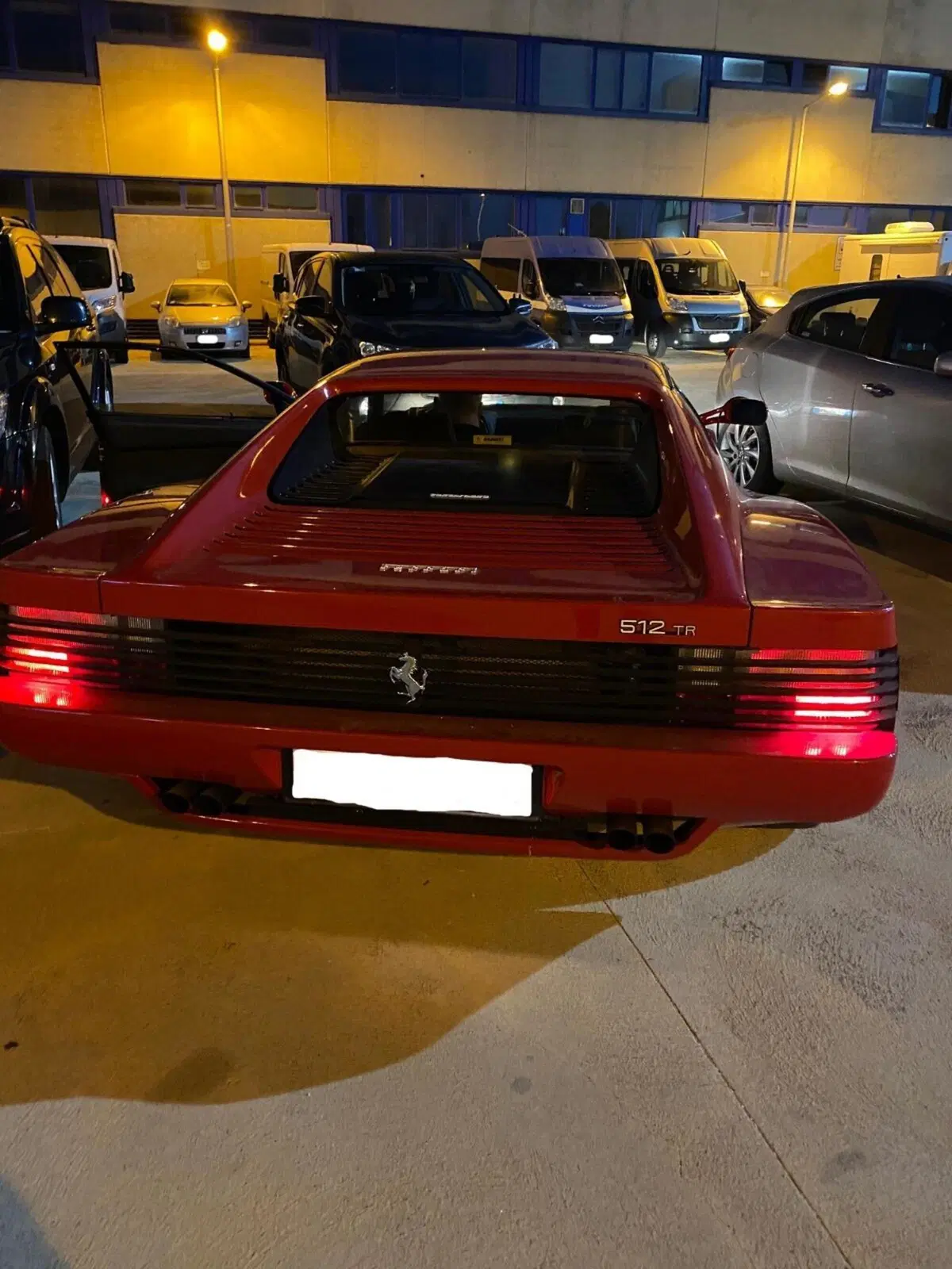 Sotto a teli e legname c’era una Ferrari: ritrovata a Bari la Testarossa da 300.000 Euro rubata a ottobre (2)