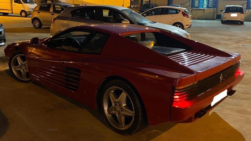 Sotto a teli e legname c&rsquo;era una Ferrari: ritrovata a Bari la Testarossa da 300.000 Euro rubata a ottobre