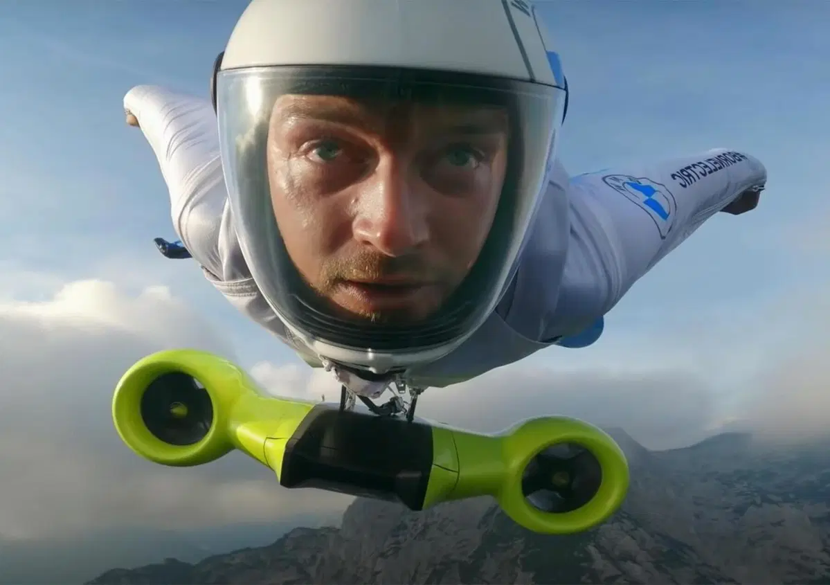 Ecco la tuta alare elettrica da 300 km/h di BMW