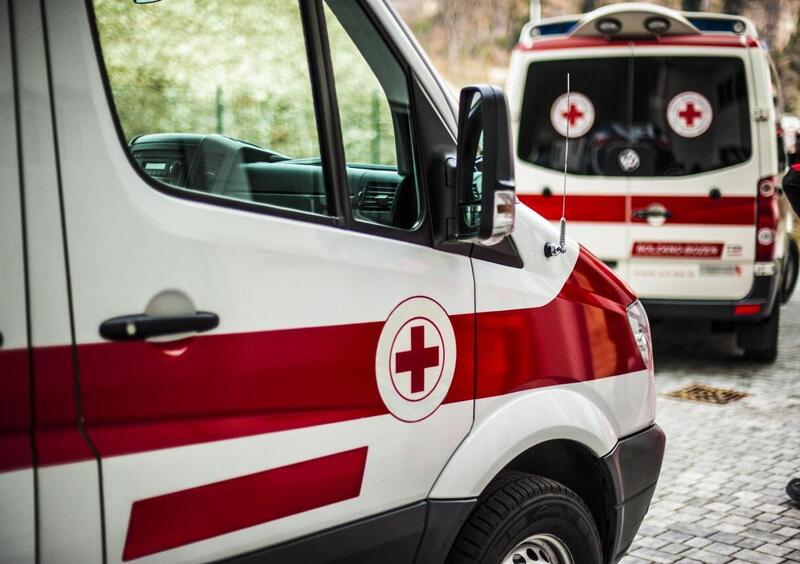 Inseguono l&rsquo;ambulanza in Porsche per dimostrare che il Covid19 non esiste: denunciati