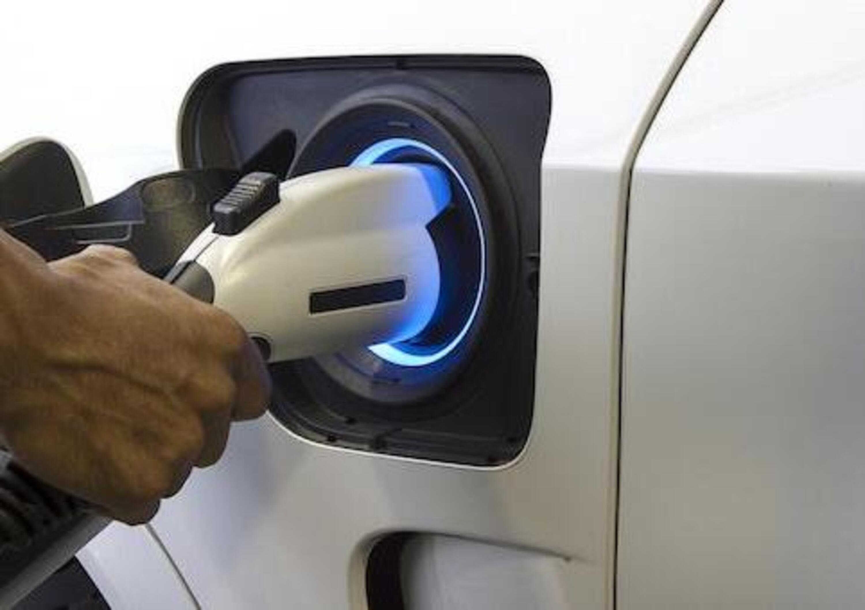 Milano, dal 2023 punti di ricarica per auto elettriche in tutti i distributori