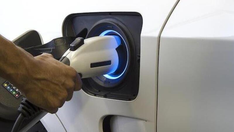 Milano, dal 2023 punti di ricarica per auto elettriche in tutti i distributori