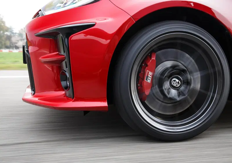 L'impianto frenante della GR Yaris. Frena 1.280 kg di massa
