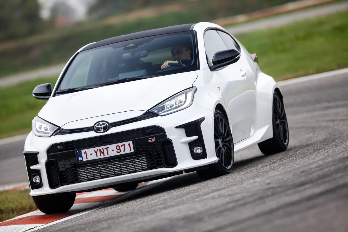 Toyota GR YARIS | Finalmente quella vera! Si guida alla grande. Costa 39.900 euro