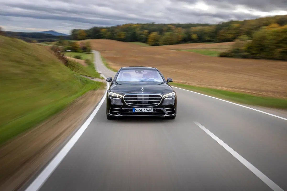 Mercedes Classe S580e | 510 CV plugin hybrid con 100 km di autonomia elettrica (10)