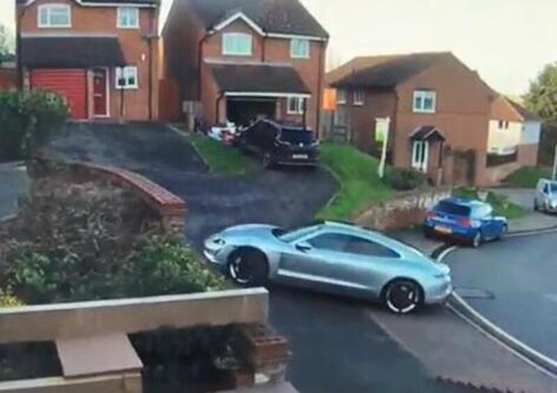 Supercar fail: sbaglia la manovra con la Porsche Taycan e combina il disastro [VIDEO VIRALE]