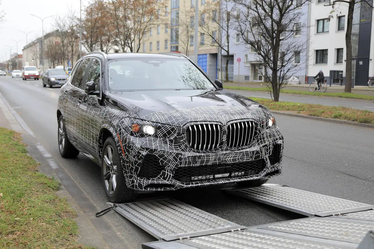 BMW X5 restyling, maxi griglia o no? Le foto spia (2)