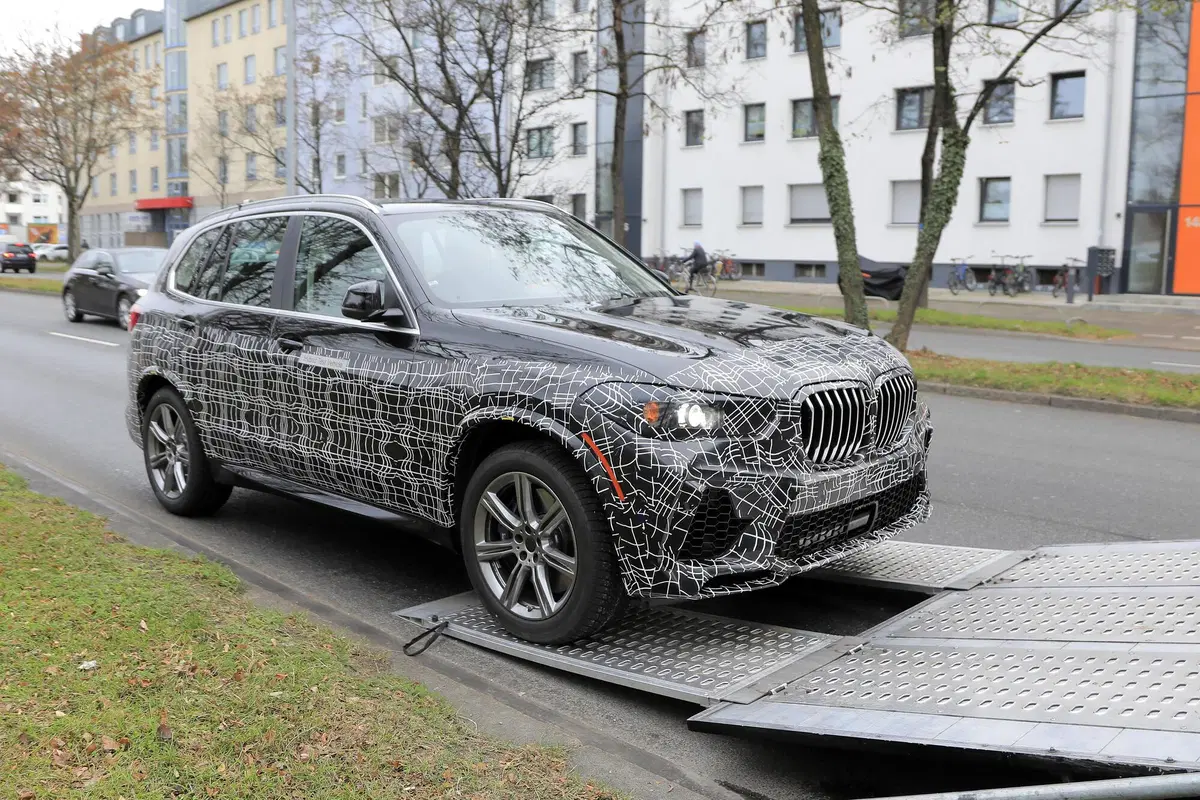 BMW X5 restyling, maxi griglia o no? Le foto spia (3)