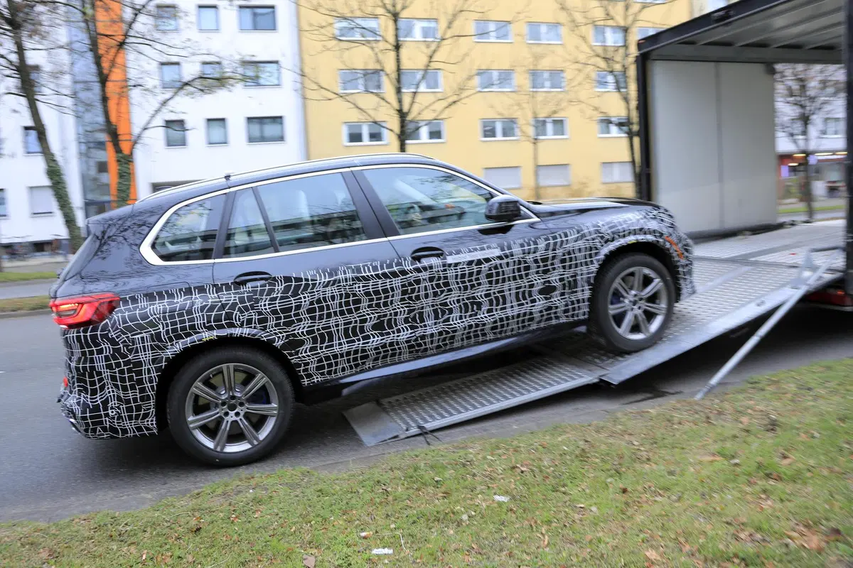 BMW X5 restyling, maxi griglia o no? Le foto spia (4)