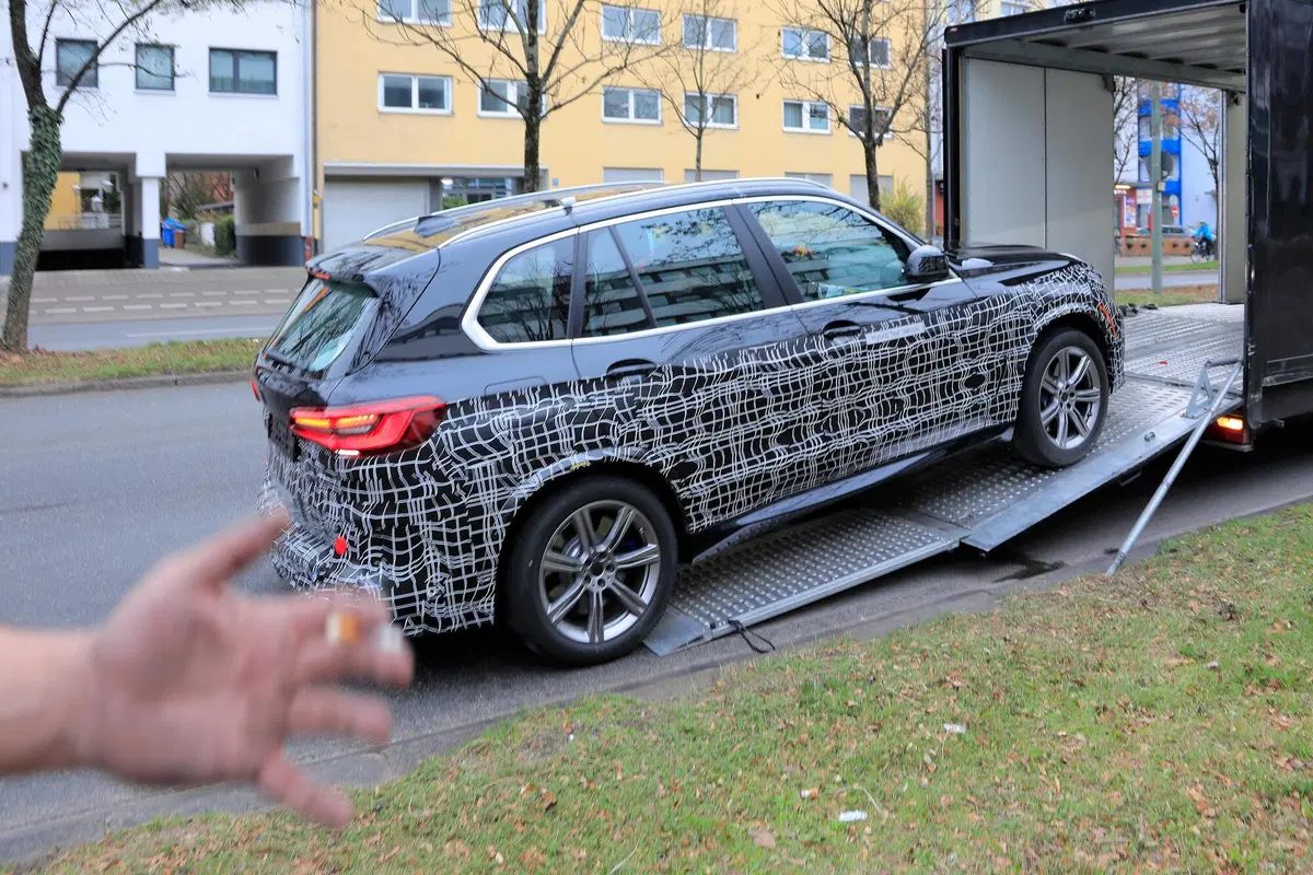 BMW X5 restyling, maxi griglia o no? Le foto spia (5)
