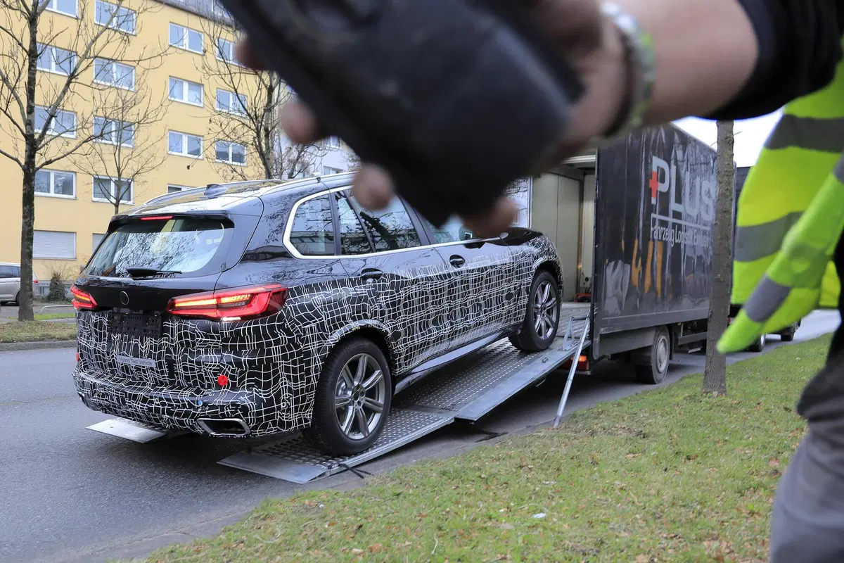 BMW X5 restyling, maxi griglia o no? Le foto spia (6)