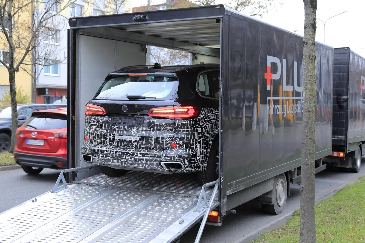 BMW X5 restyling, maxi griglia o no? Le foto spia (7)
