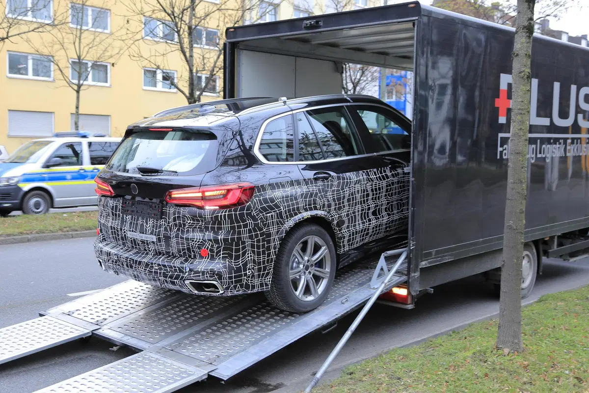 BMW X5 restyling, maxi griglia o no? Le foto spia (8)
