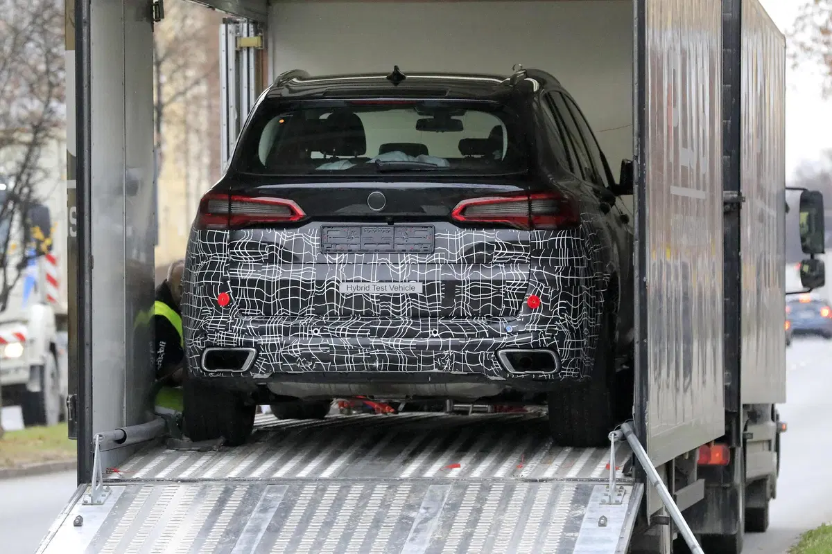 BMW X5 restyling, maxi griglia o no? Le foto spia (9)