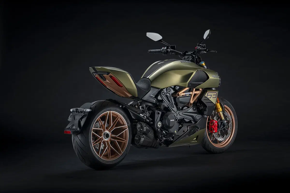 Ducati Diavel 1260 Lamborghini, Borgo Panigale e Sant'Agata si stringono la mano (6)