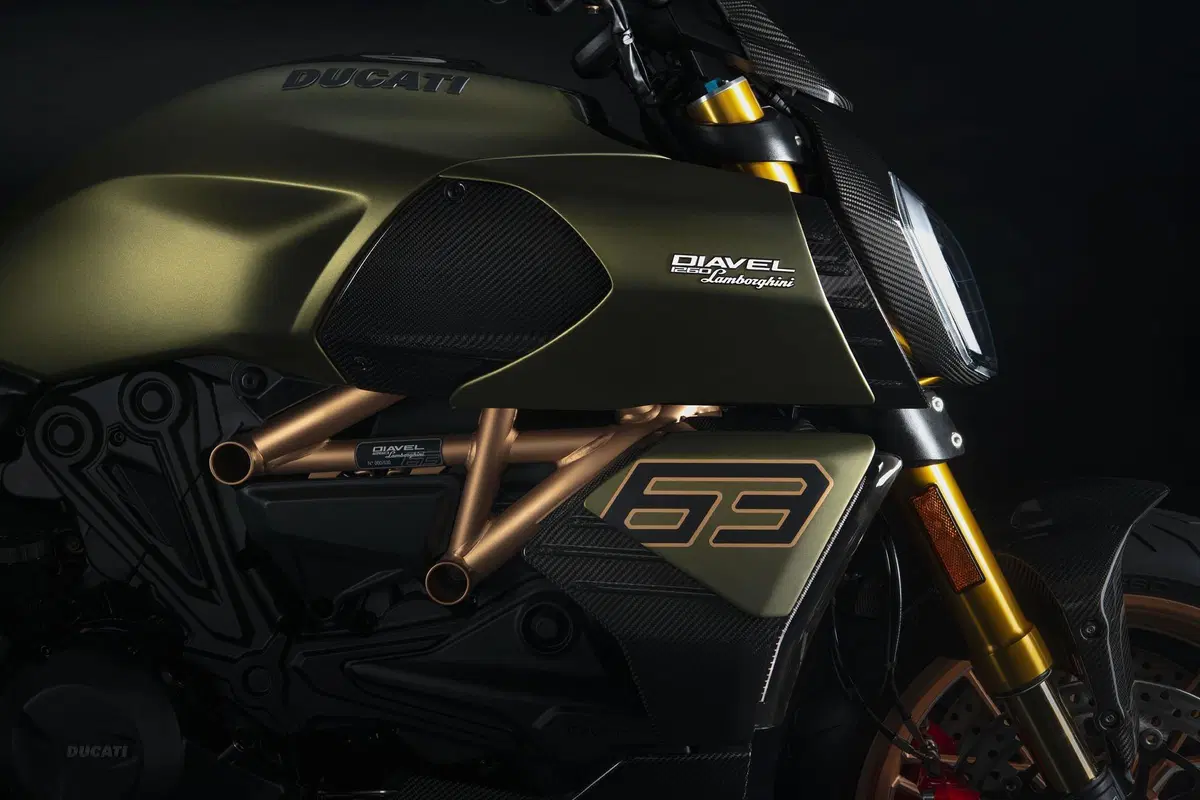 Ducati Diavel 1260 Lamborghini, Borgo Panigale e Sant'Agata si stringono la mano (8)