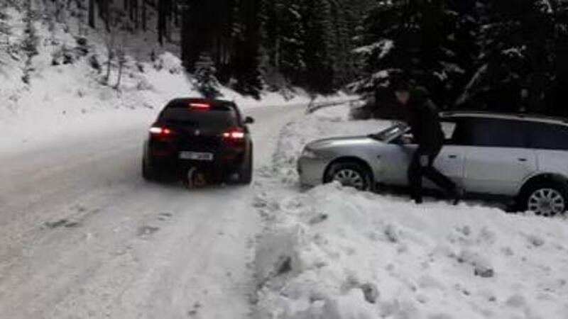 Audi in panne sulla neve, arriva l&#039;Alfa Romeo in soccorso [VIDEO VIRALE]
