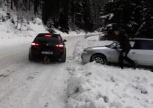 Audi in panne sulla neve, arriva l'Alfa Romeo in soccorso [VIDEO VIRALE]