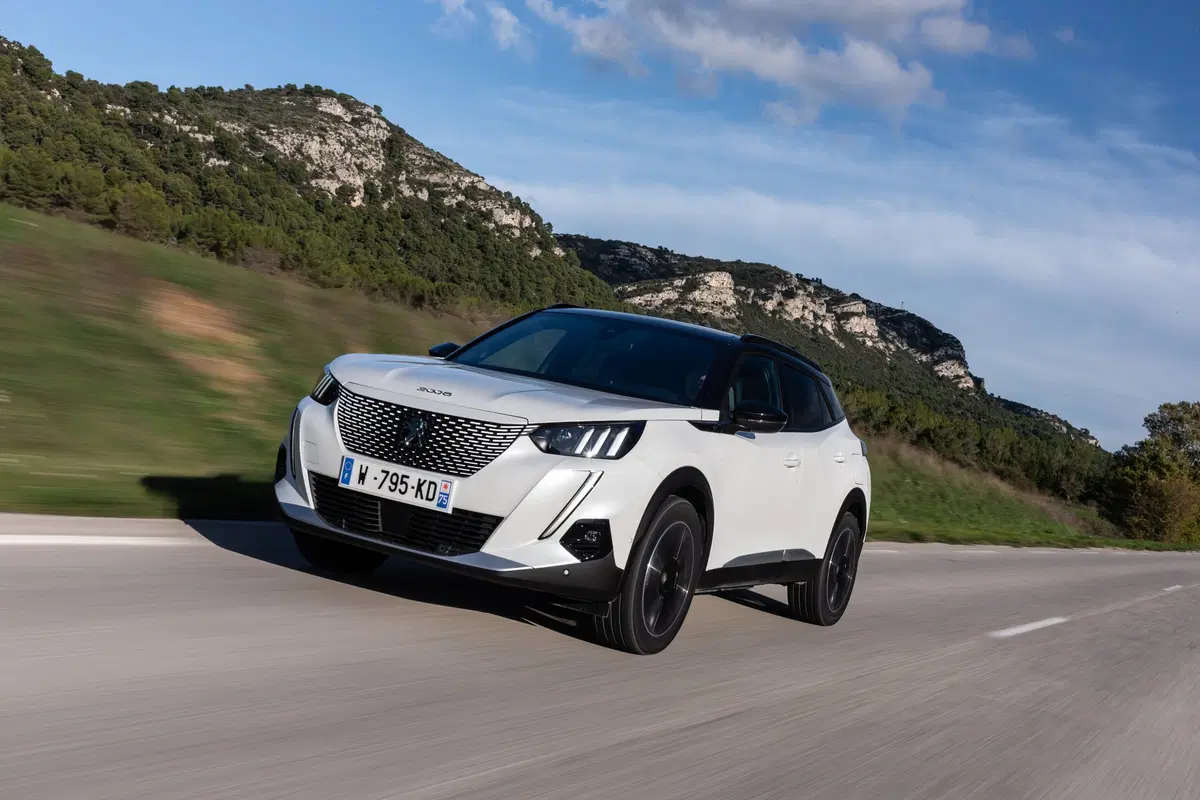 Peugeot e-2008, 310 km di autonomia per la nuova SUV elettrica francese [Video]