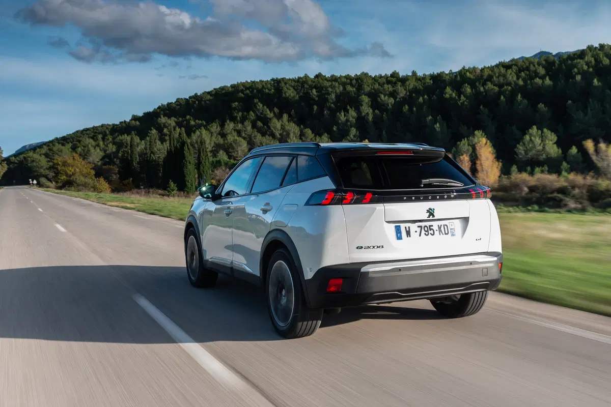 Peugeot e-2008, 310 km di autonomia per la nuova SUV elettrica francese [Video] (2)