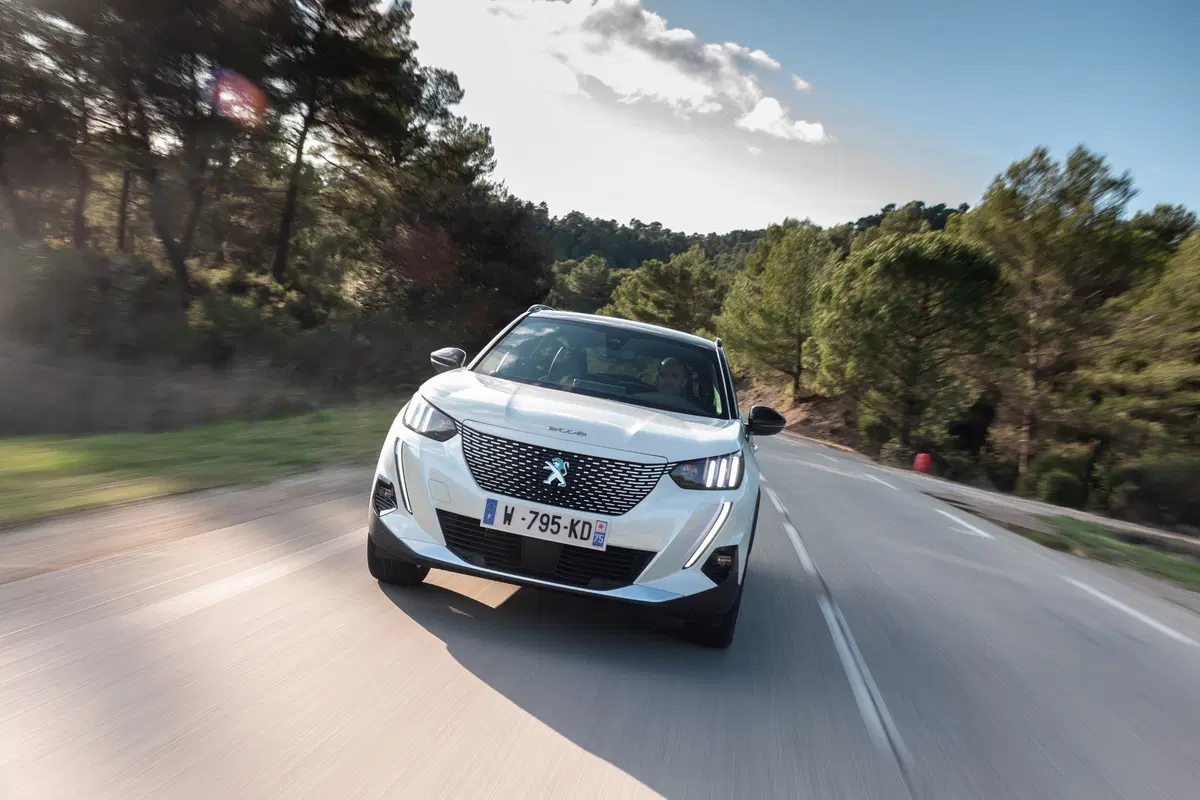 Peugeot e-2008, 310 km di autonomia per la nuova SUV elettrica francese [Video] (3)