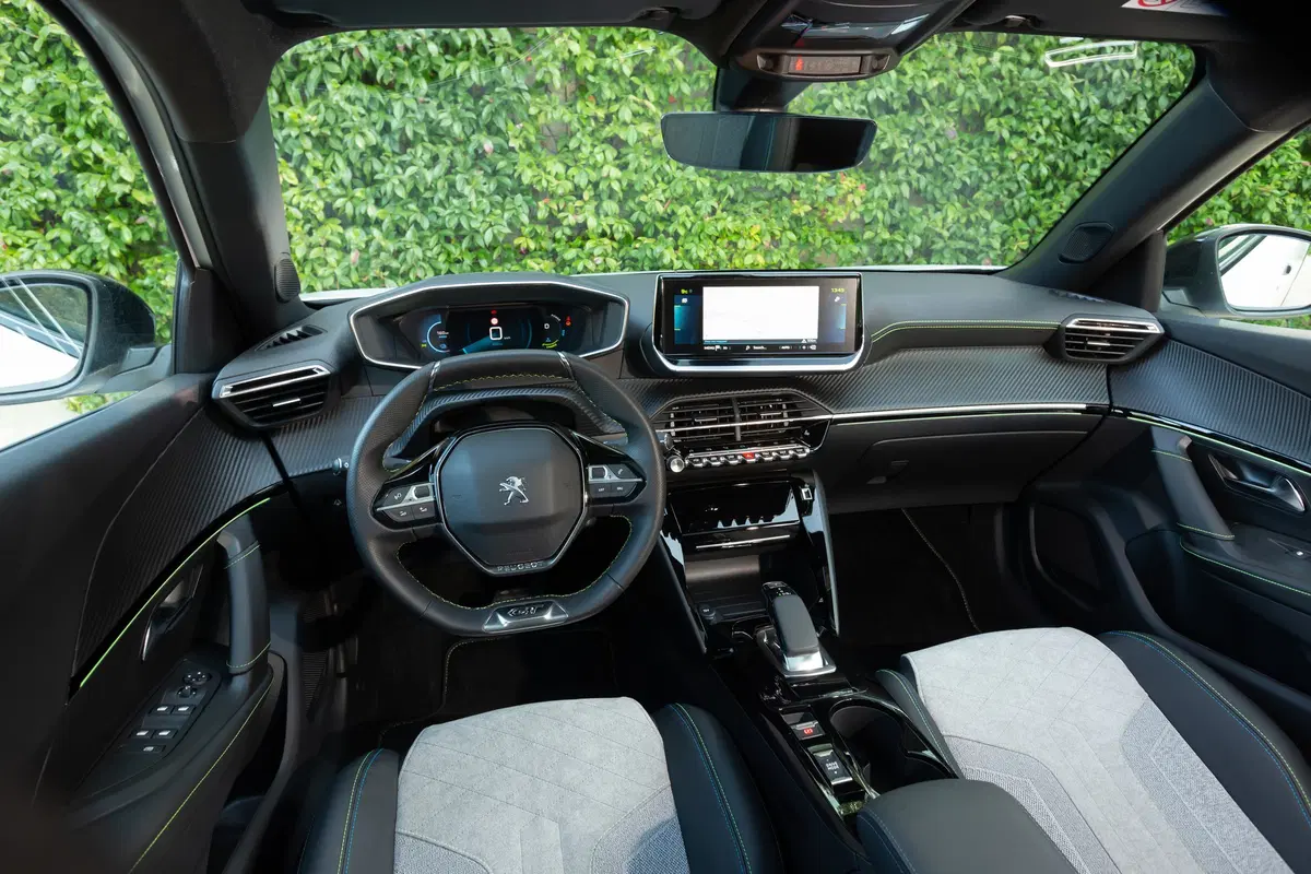 Peugeot e-2008, 310 km di autonomia per la nuova SUV elettrica francese [Video] (4)