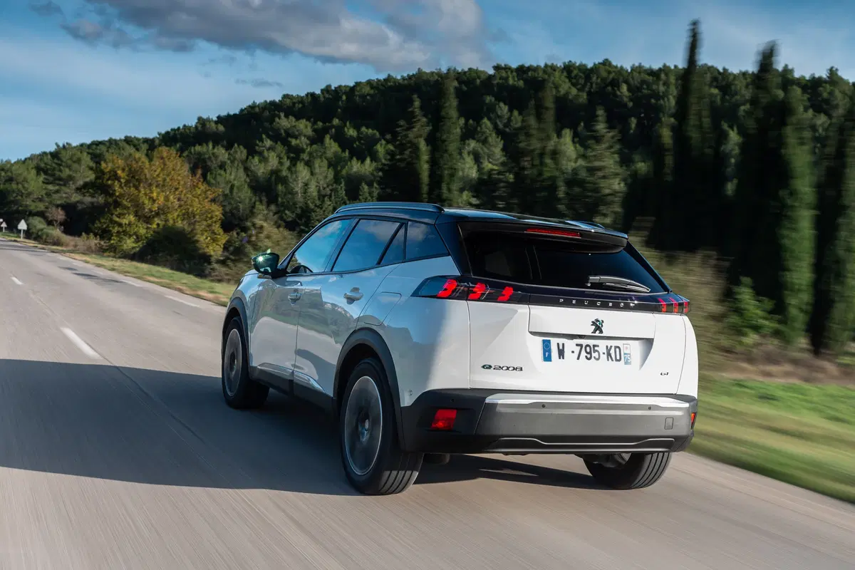 Peugeot e-2008, 310 km di autonomia per la nuova SUV elettrica francese [Video] (6)