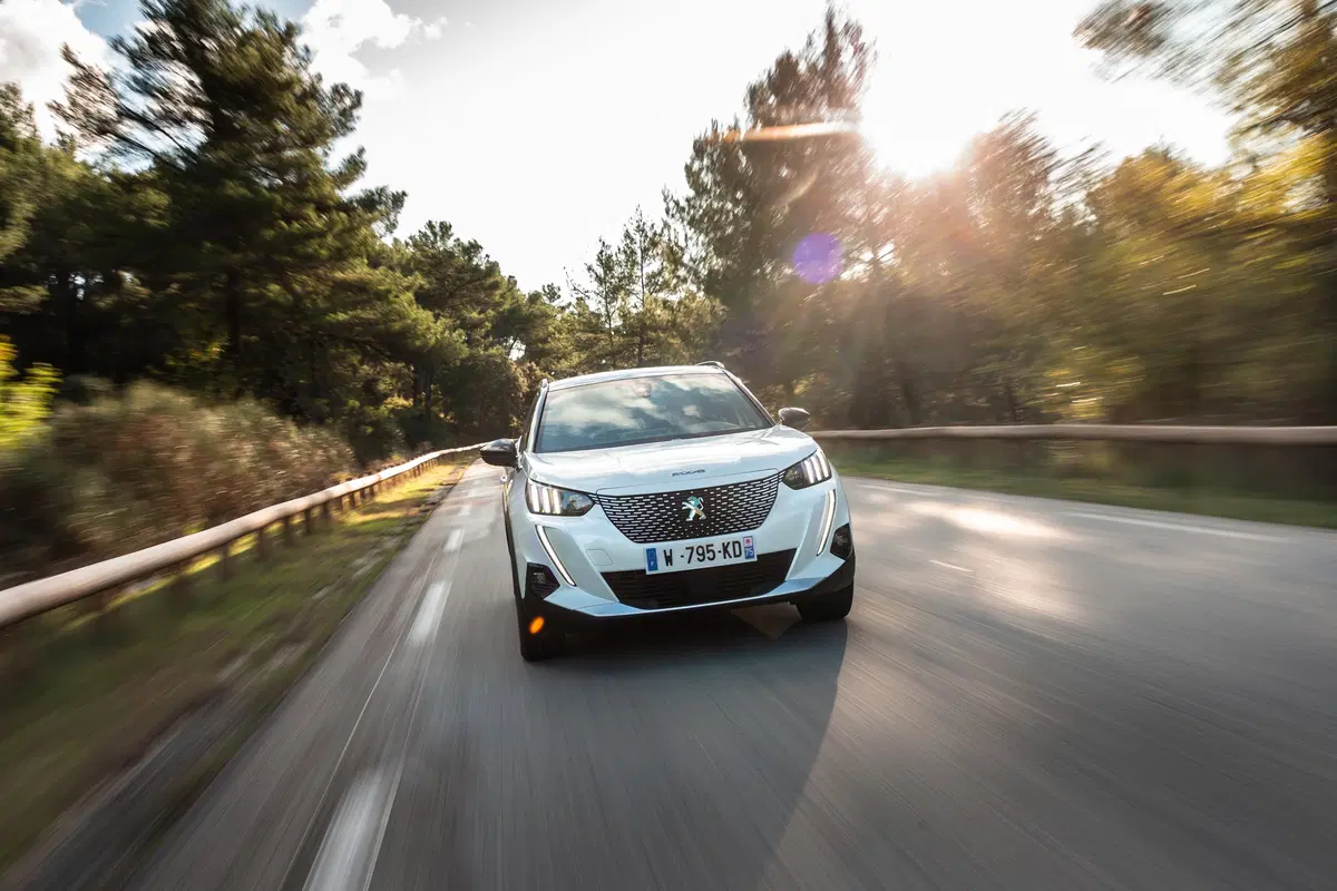 Peugeot e-2008, 310 km di autonomia per la nuova SUV elettrica francese [Video] (7)
