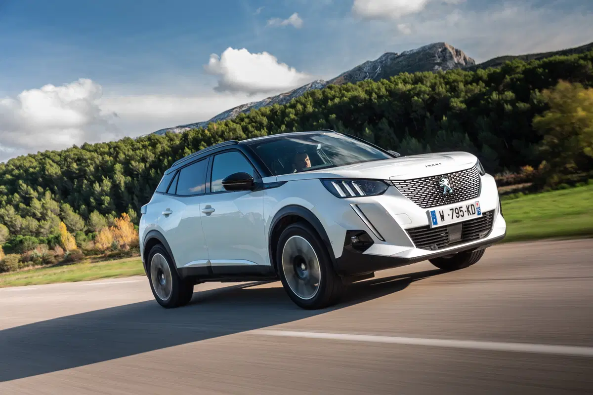 Peugeot e-2008, 310 km di autonomia per la nuova SUV elettrica francese [Video] (9)