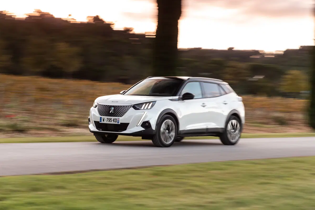 Peugeot e-2008, 310 km di autonomia per la nuova SUV elettrica francese [Video] (10)