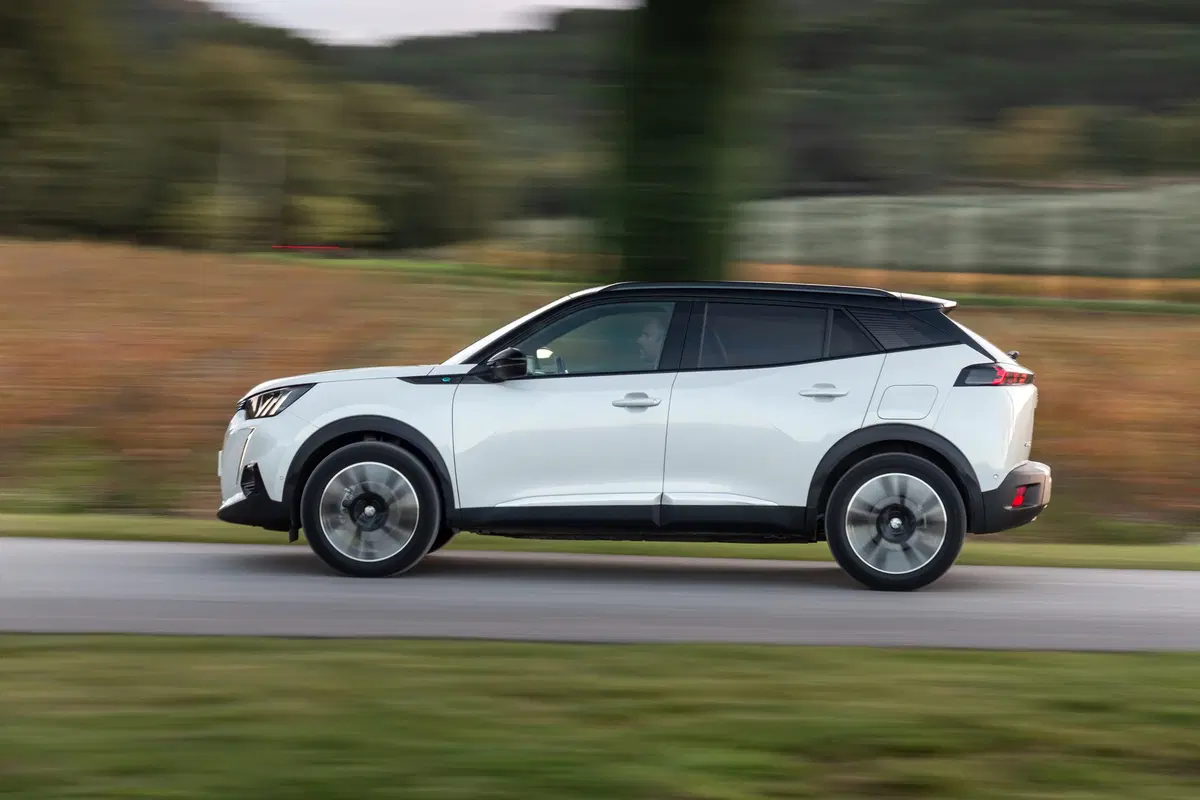 Peugeot e-2008, 310 km di autonomia per la nuova SUV elettrica francese [Video] (11)